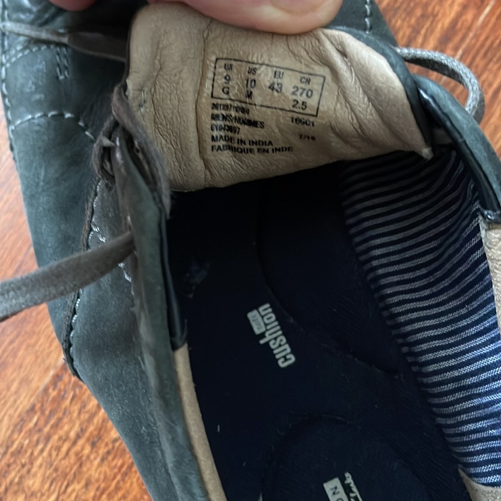 Barely Worn. Great Condition. Clarks Quality - image 4